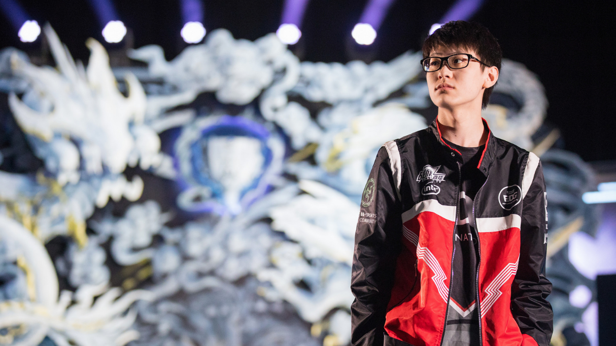 Rookie迎来十五赛季出色发挥，老鹰观众热烈欢呼！全场沸腾不已