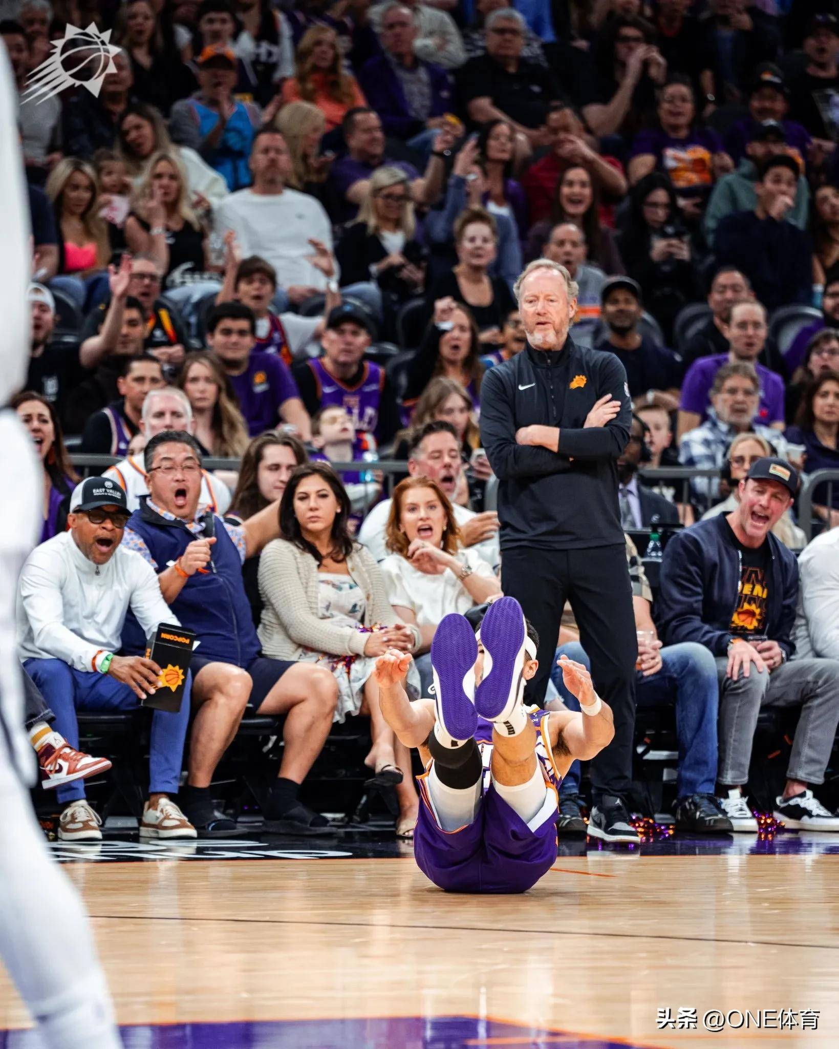 Yabo Sports-杜兰特迎来十五赛季出色发挥，RNG观众热烈欢呼！赛场气氛高涨-Yabo Sports